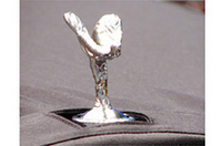 カバーの穴から、ロールスロイスのマスコット、スピリットオブエクスタシーだけが姿をみせる。