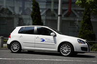 テスト車は、「ゴルフGT TSI」。
	実際にフォルクルワーゲンのエコドライブ　トレーニングで使われている車両で、「モダンドライブ」と呼ばれる計測器が搭載される。これは、走行距離や時間、瞬間燃費に通算燃費、さらに、CO2排出量やエンジン回転数など、あらゆる走行データーを記録できるエコドライブ計測器だ。