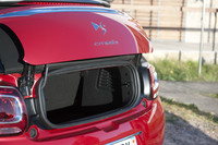 トランクは245リッターと十分な容量。しかし開口部が小さいために、有効に使うためには工夫が要りそう。ちなみにベースのハッチバックモデルは285リッター。