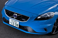 「R-DESIGN」のエンブレムが付くフロントグリル。フロントバンパーも専用のデザインとなる。