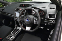 「WRX S4」のインテリア。本革巻きのステアリングホイールやシフトノブ、シフトブーツ、アルミ製のフットペダルなどを標準装備している。