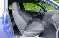 シートバックと座面の半分に、太い“うね”が設けられるのは156GTAと同じ。シート表皮は、ブラック＆シルバーのクロスが標準となる。モンテカルロブラック、またはイモラナチュラルのスポーツレザーシートは、オプション価格16.0万円。