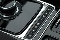 ダイヤル式のATセレクターの手前には、走行モードの選択スイッチがレイアウトされる。