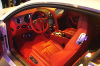 運転席まわりの様子。インテリアは、表面積の約8割が本革で覆われる。