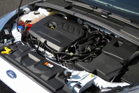 「EcoBoost」と名付けられた、「フォーカス」の1.5リッター直4直噴ターボエンジン。マイナーチェンジ前の2リッター直4自然吸気エンジンに対して、最高出力、最大トルク、燃費で勝る。