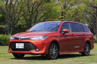 大きく広げられたグリルやメッキパーツが目を引くフロントまわり。今回のマイナーチェンジでは、大胆な化粧直しが実施された。写真は、「カローラ フィールダー ハイブリッドG“AEROTOURER”」。
    