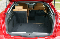 ハッチゲートをもつアルファGT。320リッターの容量を誇る。分割可倒式の後席を倒せば、さらに最大905リッターまで拡大できる。