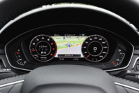 メーターや地図などさまざまな情報をフレキシブルに表示する“アウディバーチャルコックピット”。（写真をクリックすると表示が変わる様子が見られます）