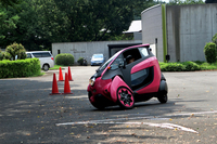 事前講習会でのひとこま。車体をリーンさせ、後輪を操舵（そうだ）して旋回する、「i-ROAD」の独特のコーナリングは新鮮そのものだった。