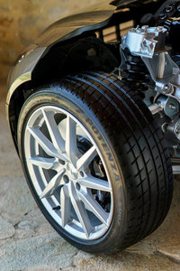 「DB11」の足まわり。サスペンション形式はフロントがダブルウイッシュボーン、リアがマルチリンク。ダンパーには「3ステージADS（Adaptive Damping System）」と呼ばれる減衰力調整機構が備わる。