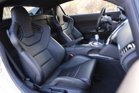 完全な2シーターの「R8」だが、座席の後方には、ゴルフバッグなら2つ収納できる90リッターのスペースがある。