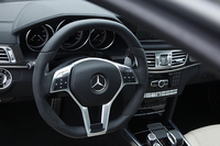 ステアリングホイールはナッパレザーとアルカンターラのコンビタイプ。インストゥルメントパネルやドアトリムにはカーボンがあしらわれている。