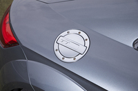 「TT」のロゴがエンボス加工された、スポーティーな意匠のフューエルリッド。全車に標準装備される。