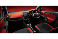 上級グレードの「インテンス」では、シートの両サイドにカラーラインが入った。まら、ステアリングホイールが「GT」と同形状のものになった。インテリアカラーは「ルージュ」。