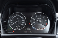 計器類は、オードソックスなアナログ式の2眼タイプ。オプションでヘッドアップディスプレイも用意されている。回転計の数値が低いのは、ディーゼル車ならでは。