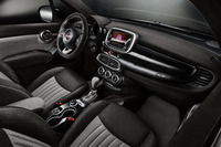 絶妙なセンスでデニムが配されたインテリア。写真にはないが、サンバイザーはカシミヤである。