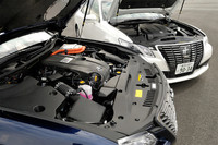 直4エンジン＋モーターのハイブリッド車（写真手前）、V6エンジンのガソリン車（写真奥）ともに排気量は2.5リッター。3.5リッターのエンジンは、新型では「クラウンアスリート」にのみ搭載される。