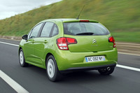 高級感を演出するクロームのモールは、本国では上級グレードのみの採用だが、日本仕様には全車標準装備となる。