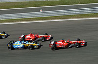 スタートシーン。アロンソがシューマッハーに並びかけたが抜くには至らず。1コーナーでルノーの挙動が一瞬不安定になったのと連鎖して、後方ではジャンカルロ・フィジケラがスピン。ニック・ハイドフェルドらを巻き込んで混乱が起きたが、セーフティカーは出動ならなかった。（写真＝Ferrari）