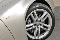 テスト車は、標準サイズより1インチ大きな18インチの「5ツインスポークデザインアルミホイール」を履く。