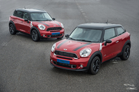 名前は「MINI」なのに、ボディーサイズはちっともミニじゃない「MINIクロスオーバー」（奥）と、その3ドアバージョンの「MINIペースマン」（手前）。（写真＝BMW）
    