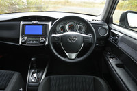 1.8リッターモデルではステアリングとシフトノブが革巻きになり、インパネ中央部にカーボン調のパネルが用いられる。いかにも“走りそう”なインテリアだが、色の設定が黒1色というのは少しさびしい気も。