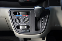 「X」と「X“SA II”」のエアコンは、温度や風量、風向などを個別にダイヤルで調整・選択するマニュアル式となる。