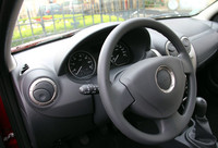 「ダチア・サンデロ ステップウェイ」のダッシュボード。質素ではあるが、先に投入された「ローガン」よりも細部の加工に手が込んでいる。