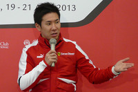 スクーデリア・フェラーリの第一印象として「さすがイタリアのチーム、（トラックやトレーラーなどの）ロジスティックがものすごく格好いい」とコメントした小林可夢偉選手。記者会見とは別に、タレントのパンツェッタ・ジローラモ氏とのトークショーも行われた。