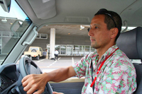 「ランクル70」を運転中の不肖オザワ。レバーで変速する機械式のトランスファーギアを装備したクルマなんて、こいつを除くと「ジープ・ラングラー」と「ランドローバー・ディフェンダー」ぐらいじゃないの!?
    