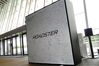 「THANKS DAY in JAPAN」の会場に設けられたボードには、ファンやマツダ関係者の寄せ書きがびっしり。中央には山本氏や中山氏のメッセージもあった。
    