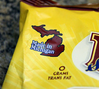 ポテトチップの袋に「Made in Michigan」の文字。「世界の亀山モデル」に通ずるむなしさを感じるのはボクだけか。
