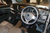 運転席周りの様子。インストゥルメントパネルとドアトリムをひとつながりに見せることで、広さ感や安心感を演出したという。