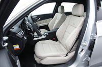 「E63 AMG S」はナッパレザーの本革シートが標準。メモリー機能付き電動調整機構やシートヒーター、マッサージ機能などの快適装備も充実している。