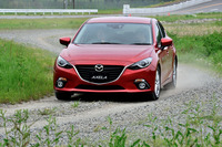 砂利路のような摩擦係数が低い道では、GVCによるライントレース性の向上がより把握しやすい。