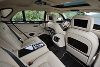 試乗車には、左右の8インチLCDスクリーンとコードレスヘッドホン2個、リモコンがセットになった「リアシートエンターテインメントパック」がオプション装着されていた。