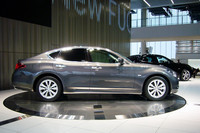 サイドビュー。Aピラーを50mm後退させて、よりFR車らしいプロポーションにしたという。