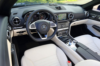 インパネのデザインは従来型から大きな変更はない。試乗車のハンドル位置は左だが、「SL400」では右も選べる。