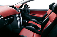 写真は「207CC Premium」「207CC GT」に採用される、インテグラルレザー仕様。シートとドアトリムの他、ダッシュボード上面もレザーで覆われる。