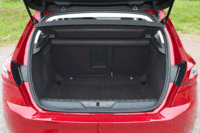 ハッチバックモデルの荷室容量は、5人乗車時で470リッター（フロア下の予備スペース35リッターを含む）。後席を倒すことで、さらに拡大することができる。（写真をクリックするとシートを倒した状態が見られます）