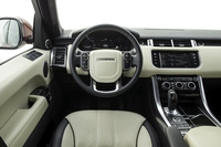 新型「レンジローバー スポーツ」のインストゥルメントパネルも、横のラインが強調されている。（写真＝ジャガー・ランドローバー）
    