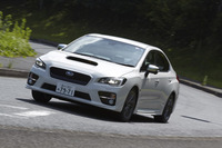 「WRX S4」の燃費は13.2km/リッターだが、新たにオプション設定された245/40R18サイズのタイヤを装着すると、12.4km/リッターにダウンする（いずれもJC08モード）。