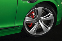 タイヤサイズは前後ともに275/35ZR21。テスト車にはオプションのスポーツアロイホイールが装備されていた。