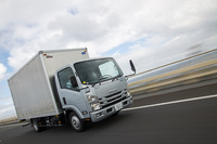 EVモードでの走行可能距離は、フル充電時で2～3km。ドライバーがアクセルを強く踏み込んだ場合、もしくは車速が25～30km/hを超えた場合、EVモードは自動で解除される。