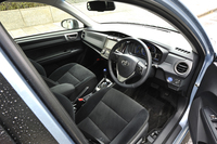 インテリアデザインは、「カローラ」ファミリー共通のもの。各所に見られるブルーの差し色が、ハイブリッド車であることを主張する。