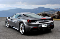 テスト車のボディーカラーは「グリージョ・フェッロ・メット」と呼ばれる、深いグレーのメタリックカラー。