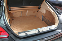 試乗した「パナメーラ4S エグゼクティブ」は、445リッターの荷室容量を確保。後席を倒せば、最大で1263リッターのスペースが得られる。
    