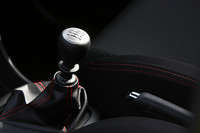 従来型では5段だったマニュアルトランスミッションが6段に。2〜5速をクロスレシオ化し、6速を「燃費ギア」としている。