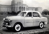 最初に「プリンス」を名乗ったモデルである1952年式「プリンス・セダンAISH-1」。国産初の直4OHV1484ccエンジンの最高出力は45ps/4000rpmで、シャシーはX型のセパレートフレーム、サスペンションは前後ともリーフ・リジッドだった。