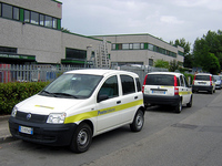 郵便局前に待機するパンダ郵便車仕様。